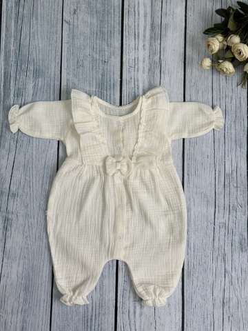 Купить оптом 337-МО. Комбинезон с бантом для девочки из муслина, хлопок 100%, размеры 56,62,68, молочный в Уссурийске